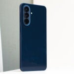 La parte trasera del Samsung Galaxy A57, en color azul