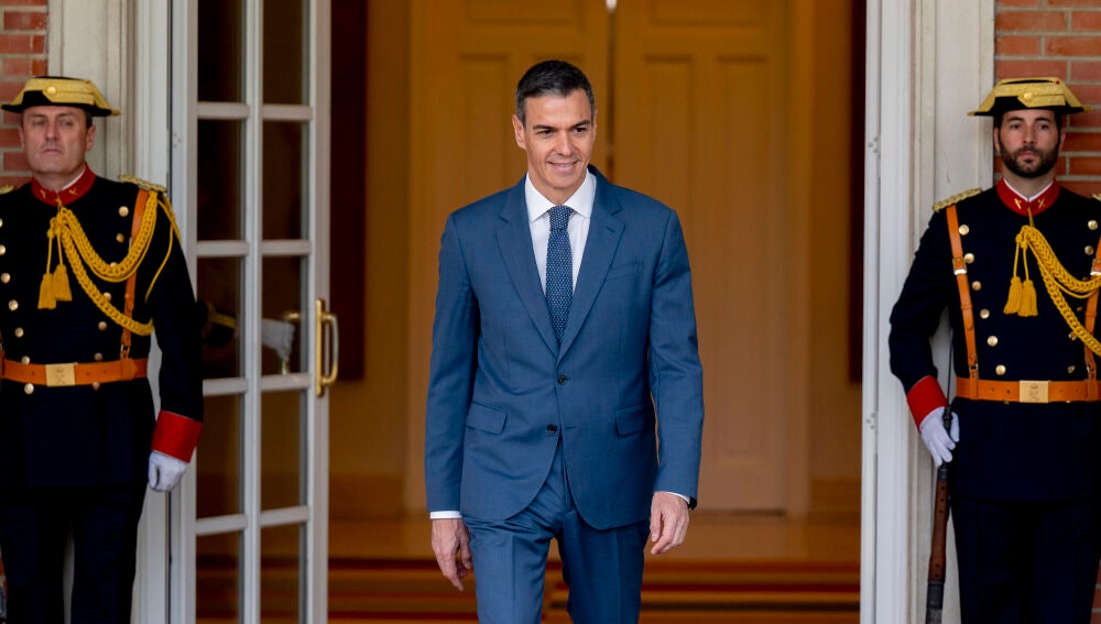 El presidente del Gobierno, Pedro Sánchez, recibe al presidente de la República de Botsuana, en el Palacio de La Moncloa, a 10 de abril de 2026, en Madrid (España). El presidente de la República de Botsuana comenzó el lunes, 6 de abril, junto a su ministro de Exteriores, Phenyo Butale, un viaje por