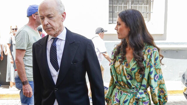 Felipe Benjumea y su hija Carla, durante la boda de su hijo Felipe en 2024
