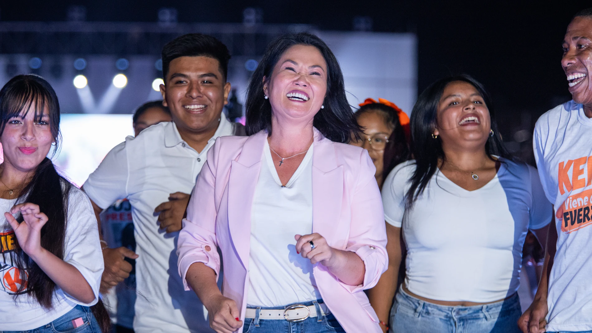 Keiko Fujimori lidera encuestas a horas de elección presidencial en Perú