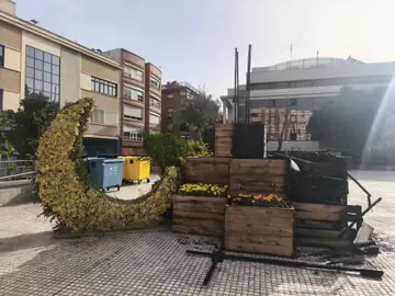 Sucesos.- Un incendio calcina el jardín de Primavera dedicado a las Tres Culturas en la plaza de Europa de Murcia Estado en el que ha quedado el jardín de Primavera de la plaza de Europa REMITIDA / HANDOUT por STV Fotografía remitida a medios de comunicación exclusivamente para ilustrar la noticia a la que hace referencia la imagen, y citando la procedencia de la imagen en la firma 10/04/2026