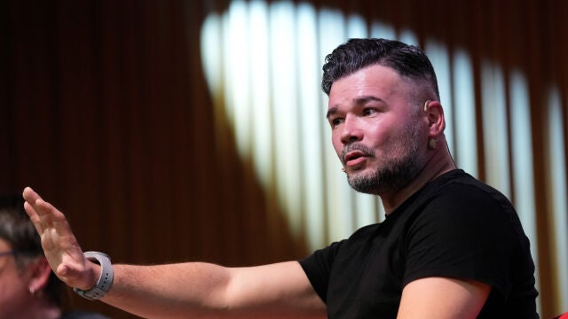 BARCELONA 09/04/2026.- El portavoz de ERC en el Congreso, Gabriel Rufi&aacute;n, durante su intervenci&oacute;n en un acto con el t&iacute;tulo &ldquo;Que hay que hacer?&rdquo;, en el auditorio del Campus Ciutadella de la Universidad Pompeu Fabra de Barcelona, que ha reunido a m&aacute;s de 300 personas. EFE/Enric Fontcuberta 