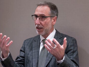 MADRID, 11/04/2026.- El onc&oacute;logo barcelon&eacute;s Antoni Ribas, referente mundial en inmunoterapias antitumorales, asegura, en una entrevista con EFE, que estamos en un momento apasionante de la investigaci&oacute;n contra el c&aacute;ncer, en el que se est&aacute;n haciendo cosas que hace unos pocos a&ntilde;os "parec&iacute;an ciencia ficci&oacute;n". EFE/Sergio P&eacute;rez 