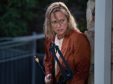 Stella debe reinventarse para sobrevivir y proteger a su familia, mientras intenta mantenerse un paso por delante de quienes quieren verla desaparecer