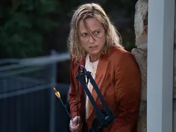 Stella debe reinventarse para sobrevivir y proteger a su familia, mientras intenta mantenerse un paso por delante de quienes quieren verla desaparecer Stella debe reinventarse para sobrevivir y proteger a su familia, mientras intenta mantenerse un paso por delante de quienes quieren verla desaparecer