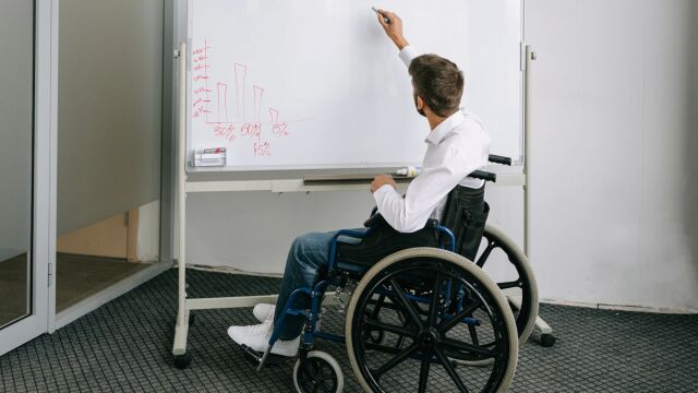 Imagen de archivo de una persona en silla de ruedas