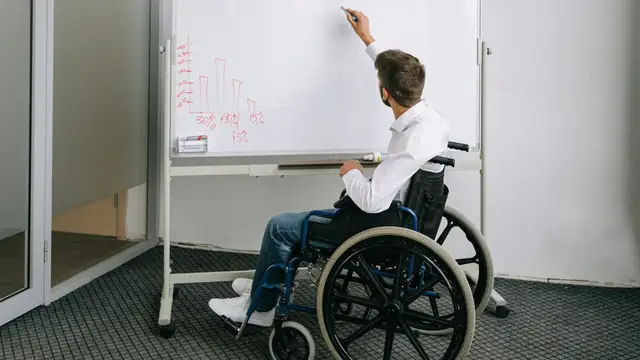Imagen de archivo de una persona en silla de ruedas Imagen de archivo de una persona en silla de ruedas