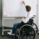 Imagen de archivo de una persona en silla de ruedas