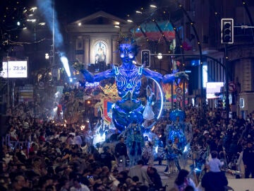 MURCIA, 11/04/2026.- Desfile del Entierro de la Sardina, declarado fiesta de inter&eacute;s tur&iacute;stico internacional, al que asisten miles de personas, este s&aacute;bado, d&iacute;a grande de las Fiestas de Primavera de Murcia. EFE/Marcial Guill&eacute;n 