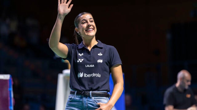 HUELVA, 12/04/2026.- Carolina Mar&iacute;n recibe un homenaje en el marco de los Campeonatos de Europa de b&aacute;dminton este domingo en el Palacio de los Deportes que lleva su nombre, en Huelva. EFE/Alberto D&iacute;az 