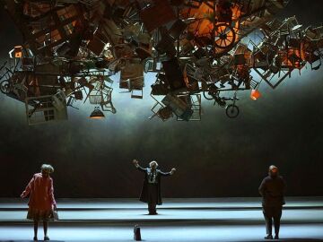 Momento de una funci&oacute;n de "La novia vendida" en el Teatro Real de Madrid