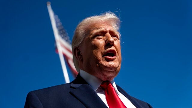 FOTODELDIA WASHINGTON (Estados Unidos), 12/04/2026.- El presidente estadounidense Donald Trump habla con los medios de comunicaci&oacute;n antes de partir de la Casa Blanca rumbo a Miami, Florida, en Washington, D.C., EE. UU., 11 de abril de 2026. EFE/BONNIE CASH / POOL 