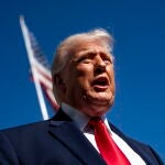 El presidente estadounidense Donald Trump abandona la Casa Blanca rumbo a Miami, Florida.