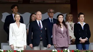Los looks de Charlene y Carlota. ROQUEBRUNE CAP MARTIN (France), 12/04/2026.- Monaco's Royal family attends the men's singles final at the ATP Monte-Carlo Masters tennis tournament in Roquebrune Cap Martin, France, 12 April 2026. (L-R) Princess Charlene of Monaco, H.S.H. Prince Albert II, Melanie de Massy, president of the Monegasque Tennis Federation, the Rolex Masters 1000 and the Monte Carlo Country Club, and Charlotte Casiraghi look on from the stands. (Tenis, Francia) EFE/EPA/SEBASTIEN NOGIER