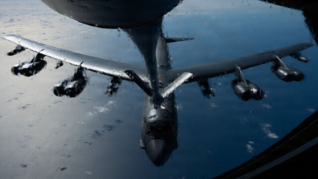 April 10, 2026, Undisclosed Location, United States: A U.S. Air Force B-52H Stratofortress bomber aircraft, refuels in-flight from a KC-135 Stratotanker during a night-time bombing sortie in support of Operation Epic Fury, March 26, 2026 at an Undisclosed Location. Europa Press/Contacto/Usaf/U.S. Air 10/04/2026 ONLY FOR USE IN SPAIN