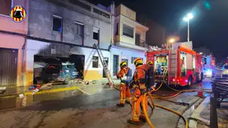 El coche se empotró contra el garaje y su batería se incendió El coche se empotró contra el garaje y su batería se incendió