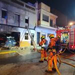 El coche se empotr&oacute; contra el garaje y su bater&iacute;a se incendi&oacute;