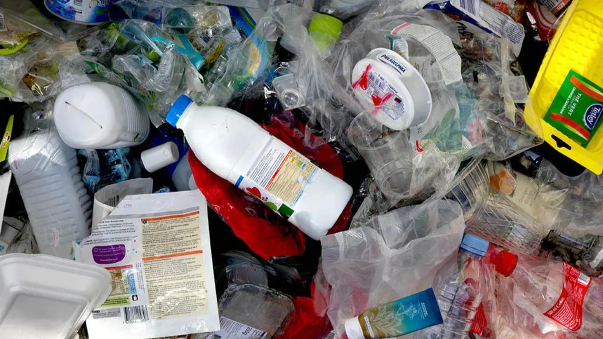 De basura a combustible limpio: un reactor solar transforma plástico en hidrógeno verde