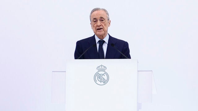 MADRID, 12/04/2026.- El presidente del Real Madrid, Florentino P&eacute;rez, da un discurso durante la ceremonia de entrega de insignias, otorgadas a modo de reconocimiento, a los socios que han permanecido en el club de manera ininterrumpida durante 50 a&ntilde;os, con insignias de oro, y 60 a&ntilde;os, con insignias de oro y brillantes, este domingo, en el Pabell&oacute;n de Baloncesto Ciudad Real Madrid. EFE/ Rodrigo Jim&eacute;nez 