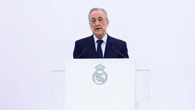 El Real Madrid entrega insignias a los socios que han permanecido en el club de manera ininterrumpida durante 50 años MADRID, 12/04/2026.- El presidente del Real Madrid, Florentino Pérez, da un discurso durante la ceremonia de entrega de insignias, otorgadas a modo de reconocimiento, a los socios que han permanecido en el club de manera ininterrumpida durante 50 años, con insignias de oro, y 60 años, con insignias de oro y brillantes, este domingo, en el Pabellón de Baloncesto Ciudad Real Madrid. EFE/ Rodrigo Jiménez