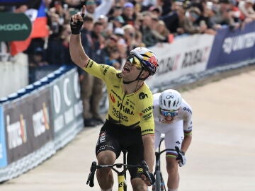 ROUBAIX (France), 12/04/2026.- Belgian rider Wout van Aert of team Team Visma Lease a Bike celebrates winning ahead of Slovenian rider Tadej Pogacar of team UAE Team Emirates XRG during the Paris-Roubaix cycling classic over 258.3km from Compiegne to Roubaix, France, 12 April 2026. (Ciclismo, Francia) EFE/EPA/CHRISTOPHE PETIT TESSON 