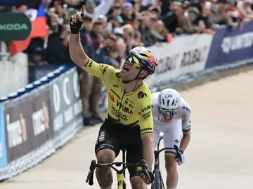 Paris-Roubaix cycling classic ROUBAIX (France), 12/04/2026.- Belgian rider Wout van Aert of team Team Visma Lease a Bike celebrates winning ahead of Slovenian rider Tadej Pogacar of team UAE Team Emirates XRG during the Paris-Roubaix cycling classic over 258.3km from Compiegne to Roubaix, France, 12 April 2026. (Ciclismo, Francia) EFE/EPA/CHRISTOPHE PETIT TESSON