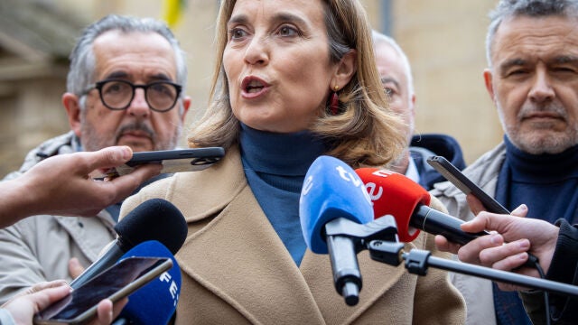 LOGRO&Ntilde;O 12/04/2026.- La vicesecretaria de Regeneraci&oacute;n Institucional del Partido Popular, Cuca Gamarra, realiza declaraciones a los medios de comunicaci&oacute;n este domingo en Logro&ntilde;o. EFE/Raquel Manzanares