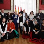 El alcalde de Valladolid, Jes&uacute;s Julio Carnero; y la concejala de Turismo, Eventos y Marca Ciudad, Blanca Jim&eacute;nez, reciben a los gaiteiros