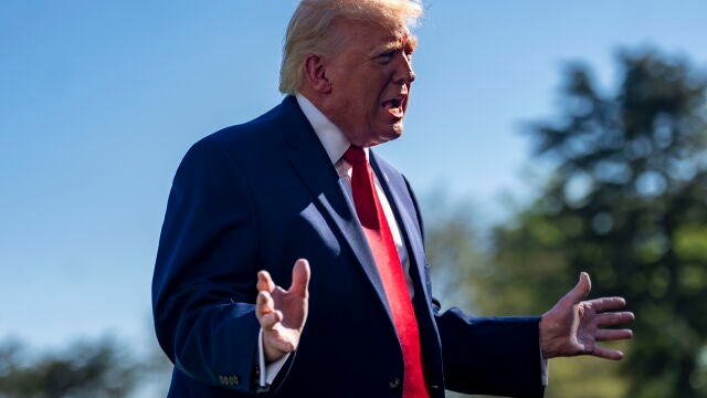 WASHINGTON (United States), 12/04/2026.- US President Donald Trump speaks to the media before departing the White House en route to Miami, Florida, in Washington, DC, USA, 11 April 2026. EFE/EPA/BONNIE CASH / POOL 