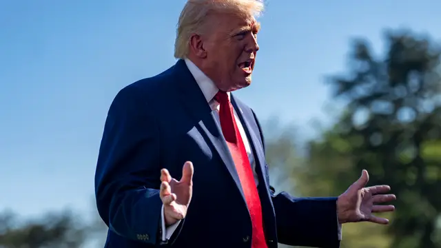US President Donald Trump departs the White House for Miami, Florida WASHINGTON (United States), 12/04/2026.- US President Donald Trump speaks to the media before departing the White House en route to Miami, Florida, in Washington, DC, USA, 11 April 2026. EFE/EPA/BONNIE CASH / POOL