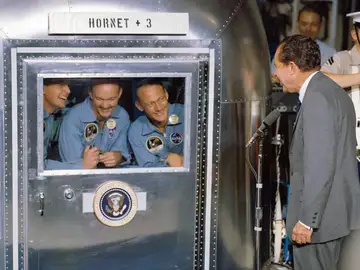 Neil Armstrong, Michael Collins y E. Aldrin saludando a Nixon tras su viaje a la Luna (1969) Viaje Luna