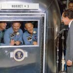 Neil Armstrong, Michael Collins y E. Aldrin saludando a Nixon tras su viaje a la Luna (1969)