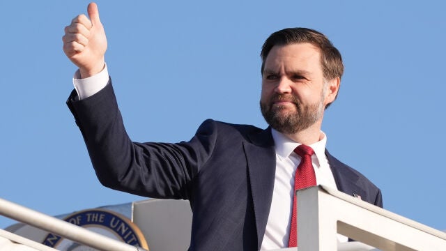 Vice President JD Vance gives a thumb up sign as he boards Air Force Two after attending talks on Iran in Islamabad, Pakistan, Sunday, April 12, 2026, . (AP Photo/Jacquelyn Martin, Pool)