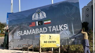 ISLAMABAD (Pakistan), 12/04/2026.- Laborers remove billboards after the peace talks between US and Iran ends in Islamabad, Pakistan, 12 April 2026. The United States and Iran did not reach a deal after long talks in Islamabad, and Washington says it has already made its final offer. The main disagreement is over Iran&rsquo;s nuclear program, with the US demanding long-term limits and Iran insisting on its right to peaceful nuclear activity and relief from sanctions. (Estados Unidos) EFE/EPA/SOHAIL ...