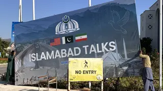 US states no deal reached with Iran after Islamabad talks ISLAMABAD (Pakistan), 12/04/2026.- Laborers remove billboards after the peace talks between US and Iran ends in Islamabad, Pakistan, 12 April 2026. The United States and Iran did not reach a deal after long talks in Islamabad, and Washington says it has already made its final offer. The main disagreement is over Iran’s nuclear program, with the US demanding long-term limits and Iran insisting on its right to peaceful nuclear activity and relief from sanctions. (Estados Unidos) EFE/EPA/SOHAIL ...