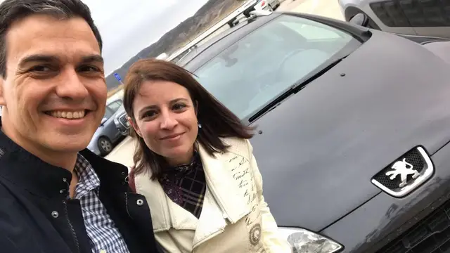 Pedro Sánchez y Adriana Lastra junto al Peugeot 407 del ahora presidente. Pedro Sánchez y Adriana Lastra junto al Peugeot 407 del ahora presidente.