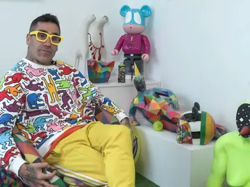 Okuda San Miguel celebra sus 30 años como artista urbano con un frenesí de actividades MADRID 12/04/2026.- El pintor y escultor Okuda San Miguel (Santander, 1980), que ha llenado ciudades de medio mundo de explosiones de color con sus inmensos murales, cumple 30 años en el mundo del arte y lo celebra con un frenesí de exposiciones, instalaciones, conciertos y clases que detalla en una visita de EFE a su estudio madrileño. EFE/J.M. Yagüe