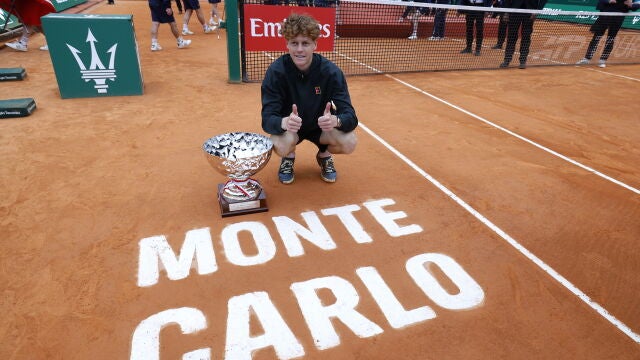 Sinner, en la central de Montecarlo con su primer gran trofeo ganado en tierra batida