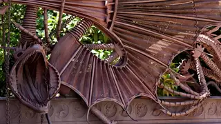 Puerta con el dragón de Gaudí Puerta con el dragón de Gaudí