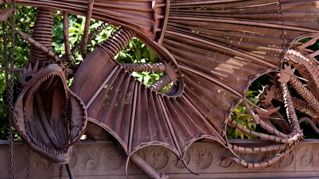 Puerta con el dragón de Gaudí Puerta con el dragón de Gaudí