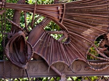 Puerta con el drag&oacute;n de Gaud&iacute;