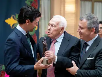 Pablo Aguado recibe el premio "Curro Romero" y emociona al recordar a su padre Pablo Aguado recibe el premio "Curro Romero" y emociona al recordar a su padre