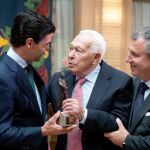 Pablo Aguado recibe el premio "Curro Romero" y emociona al recordar a su padre