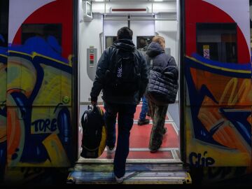 Pasajeros en la Estaci&oacute;n de Fabra i Puig, a 26 de enero de 2026, en Barcelona