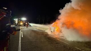  Incendio de un turismo de madrugada en el municipio de Santa Elena de Jamuz (Le&oacute;n)