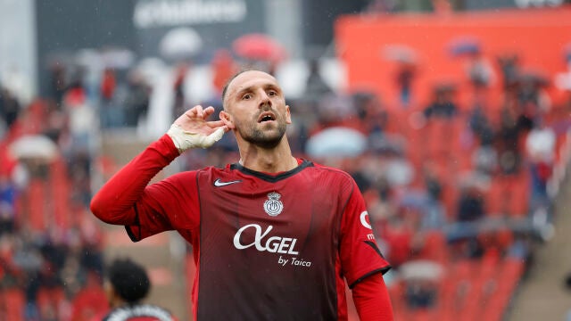 PALMA, 12/04/2026.- El jugador del Real Mallorca Vedat Muriqi celebra su segundo gol contra el Rayo Vallecano, durante el partido de la jornada 31 de LaLiga EA Sports entre el Real Mallorca y el Rayo Vallecano, este domingo en el Estadi Mallorca Son Moix.- EFE/ Cati Cladera 
