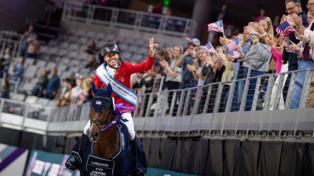 Kent Farrington y "Greya" celebran su victoria en la Final de la Copa del Mundo de Salto de Obst&aacute;culos