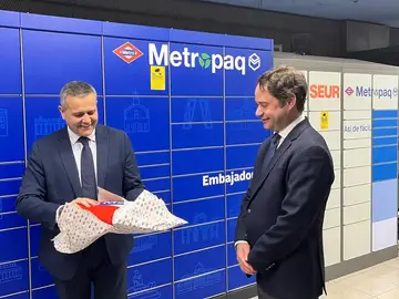 Las estaciones de la L3 de Metro estrenan las primeras taquillas inteligentes de Metropaq para la recogida de paquetes Las estaciones de la L3 de Metro estrenan las primeras taquillas inteligentes de Metropaq para la recogida de paquetes
