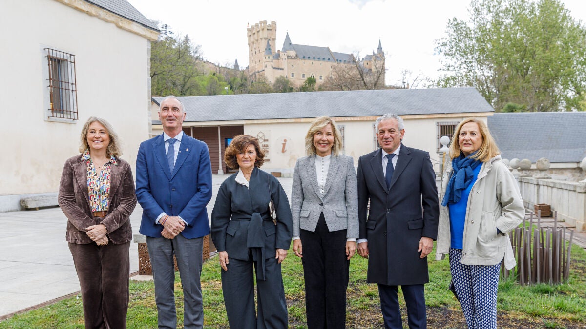 Una moneda de plata con los colores y el escudo del Consejo de Estado conmemora el V aniversario de la institución