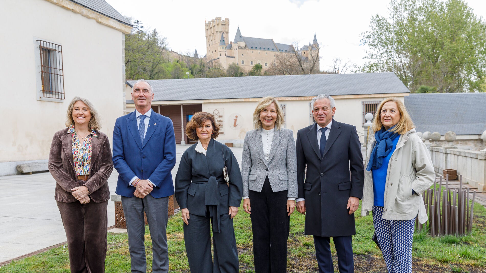 Una moneda de plata con los colores y el escudo del Consejo de Estado conmemora el V aniversario de la institución